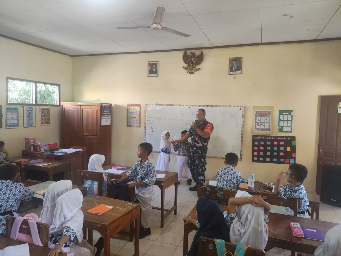 ANTUSIAS: Anggota TNI memberikan pembelajaran matematika Gasing kepada siswa kelas 1 di SD 4 Kandangmas.