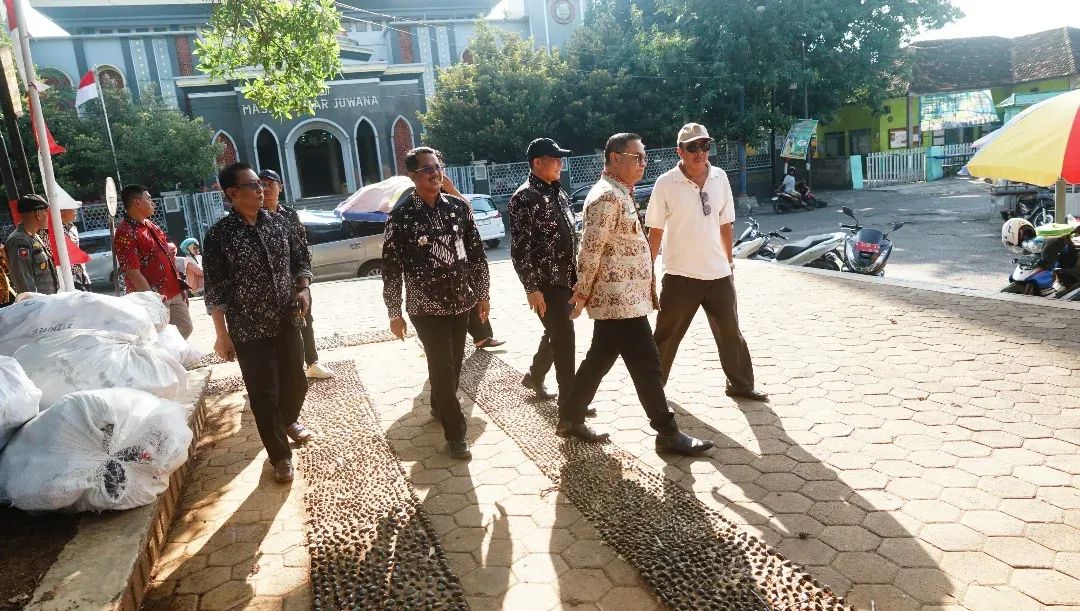 Bupati Pati Sudewo saat meninjau kondisi Alun - Alun Juwana yang akan &nbsp;mendapat program renovasi.