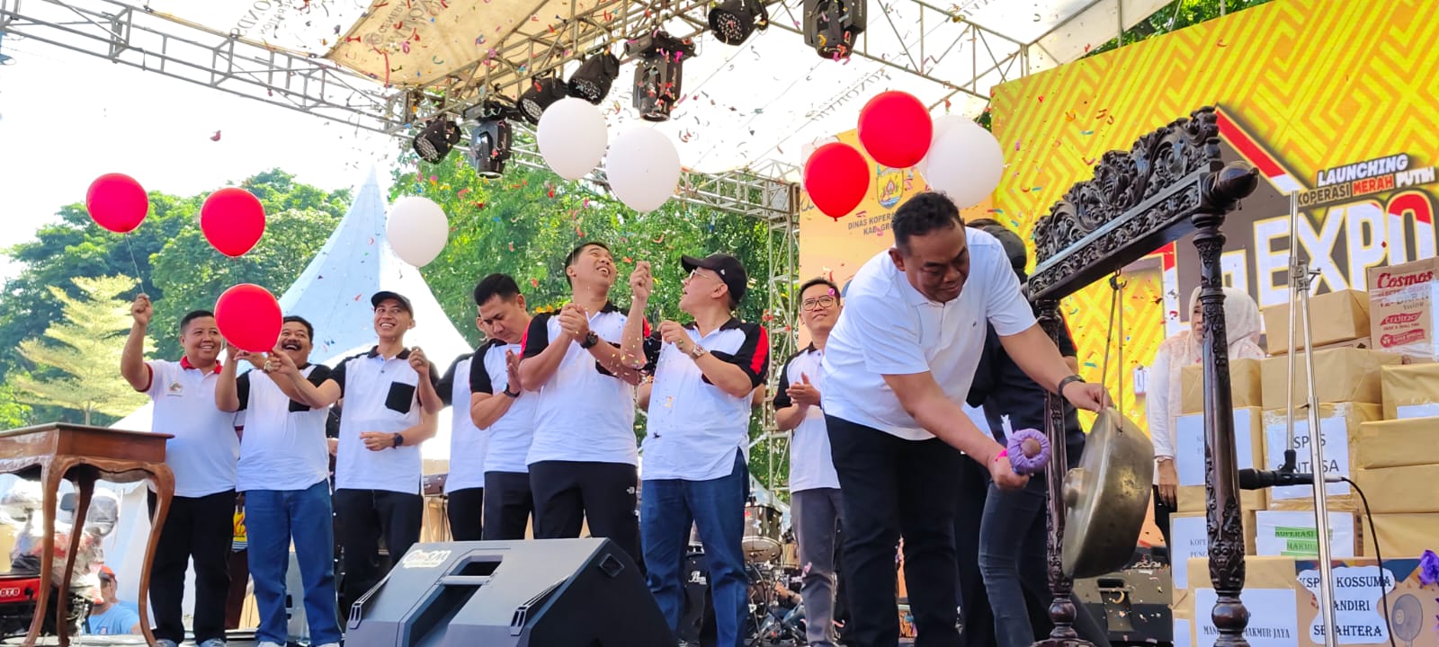 PUKUL GONG &ndash; Bupati Grobogan Sugeng Prasetyo memukul gong resmi dibukanya Koperasi Merah Putih dan pameran UMKM meriahkan Hari Koperasi Nasional ke 78, Jumat (1/8).