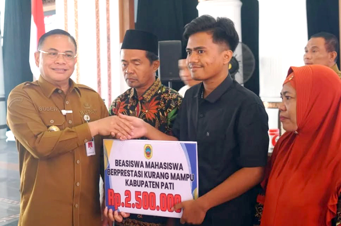 BERKAT KETEKUNAN: Ahmad Amirul Murtadho simbolis menerima beasiswa dari Bupati Pati Sudewo baru-baru ini.