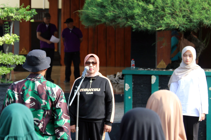 NGURI-URI TRADISI: Wakil Bupati Blora Sri Setyorini memimpin apel kebersihan di Kecamatan Cepu baru-baru ini.