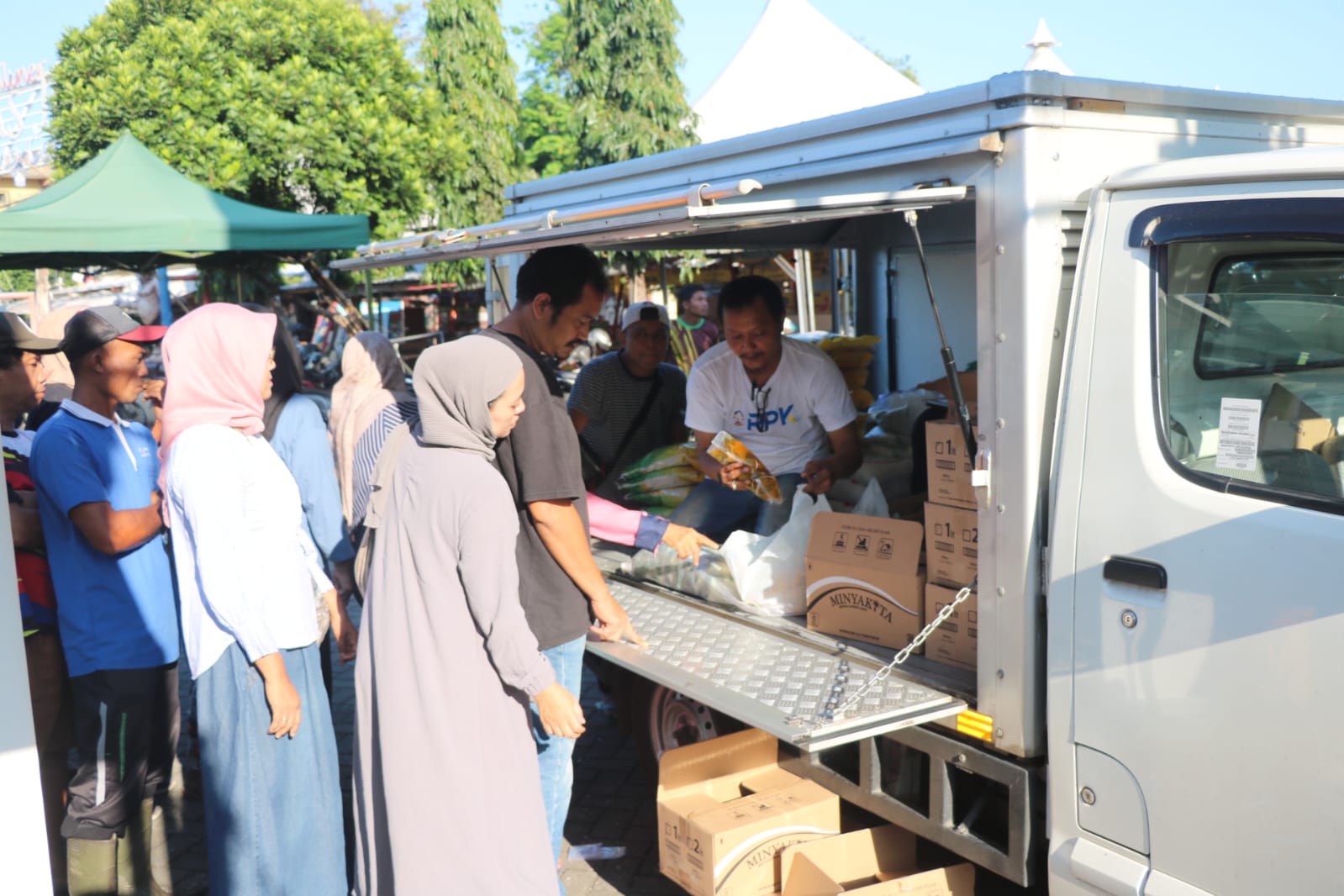 RAMAI: Pasar Murah di SCJ Jepara diserbu warga.