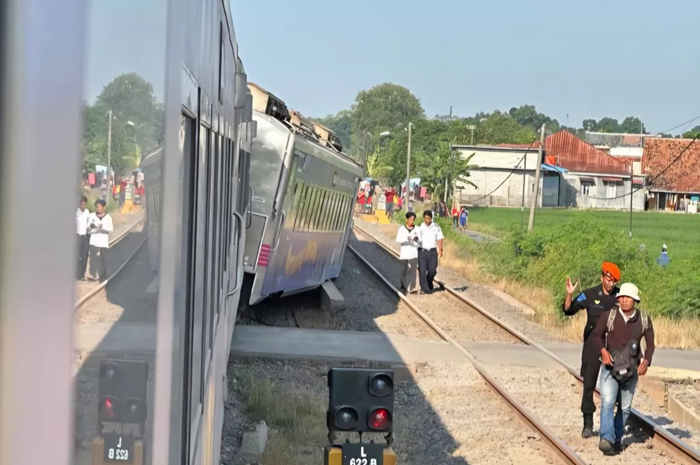KA Argo Bromo Anggrek anjlok di kawasan Stasiun Pegadenbaru, Subang, menyebabkan keterlambatan KA dari arah Jakarta ke Surabaya. (