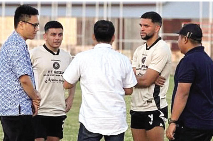 MULAI DIKONTRAK: Dua pemain asing Persiku terlihat latihan bersama di Lapangan Jepang, Mejobo, Kudus, pada Kamis (31/7) sore lalu.