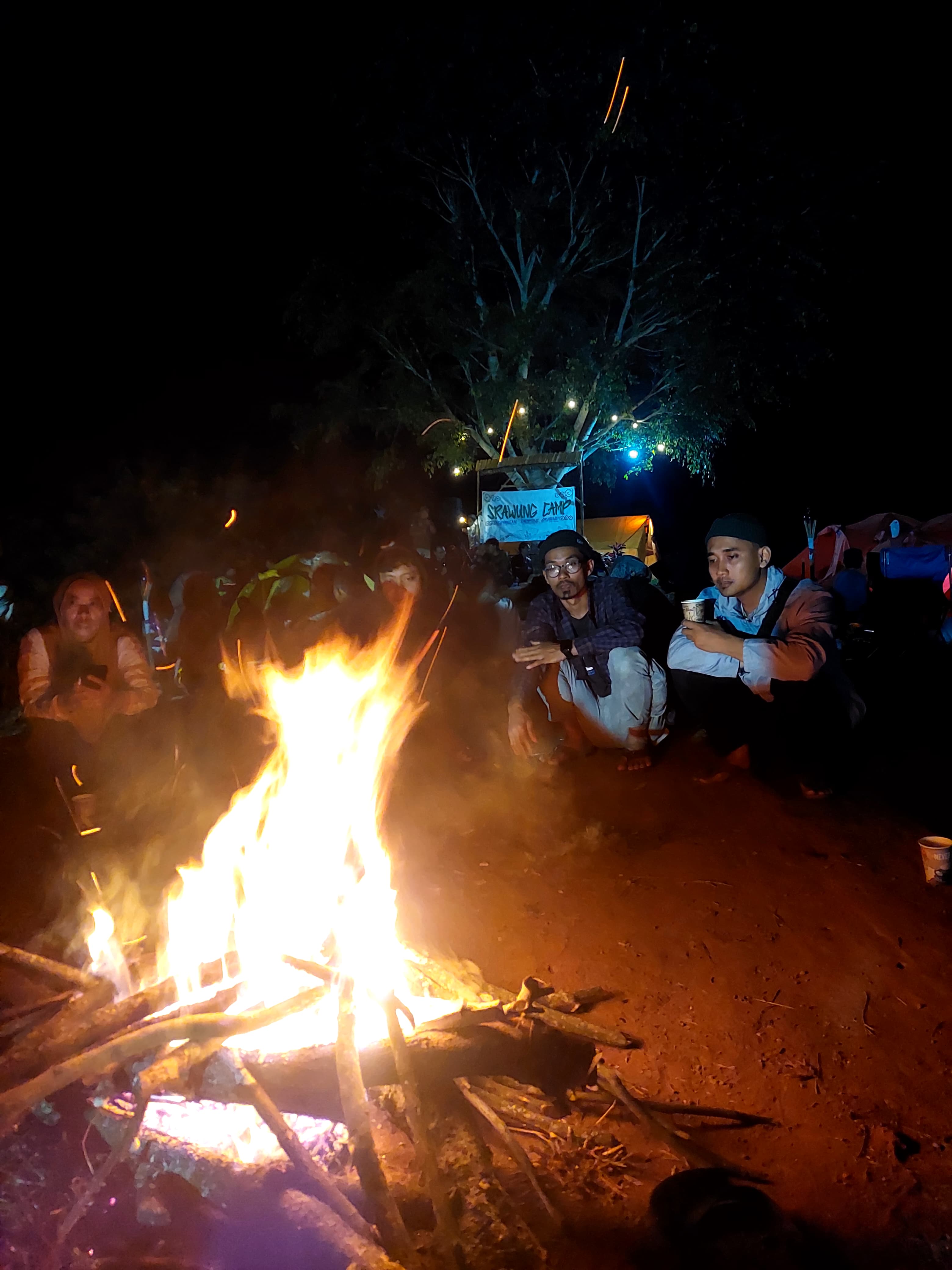 HANGAT: Peserta kemah menikmati kebersamaan saat momen api unggun di wisata Guyangan Camp Ground, Sabtu (26/7). (BUMDES TUNGGAK JATI UNTUK RADAR KUDUS)
