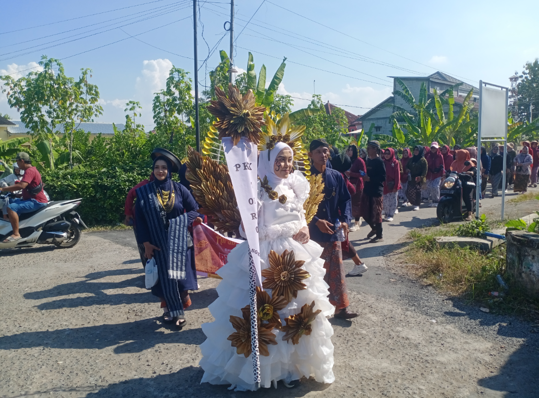 KREATIF: Peserta kirab budaya Saparan Ngembal Kulon mengenakan pakaian dari barang bekas, siang ini. (ANDIKA TRISNA SAPUTRA/RADAR KUDUS)