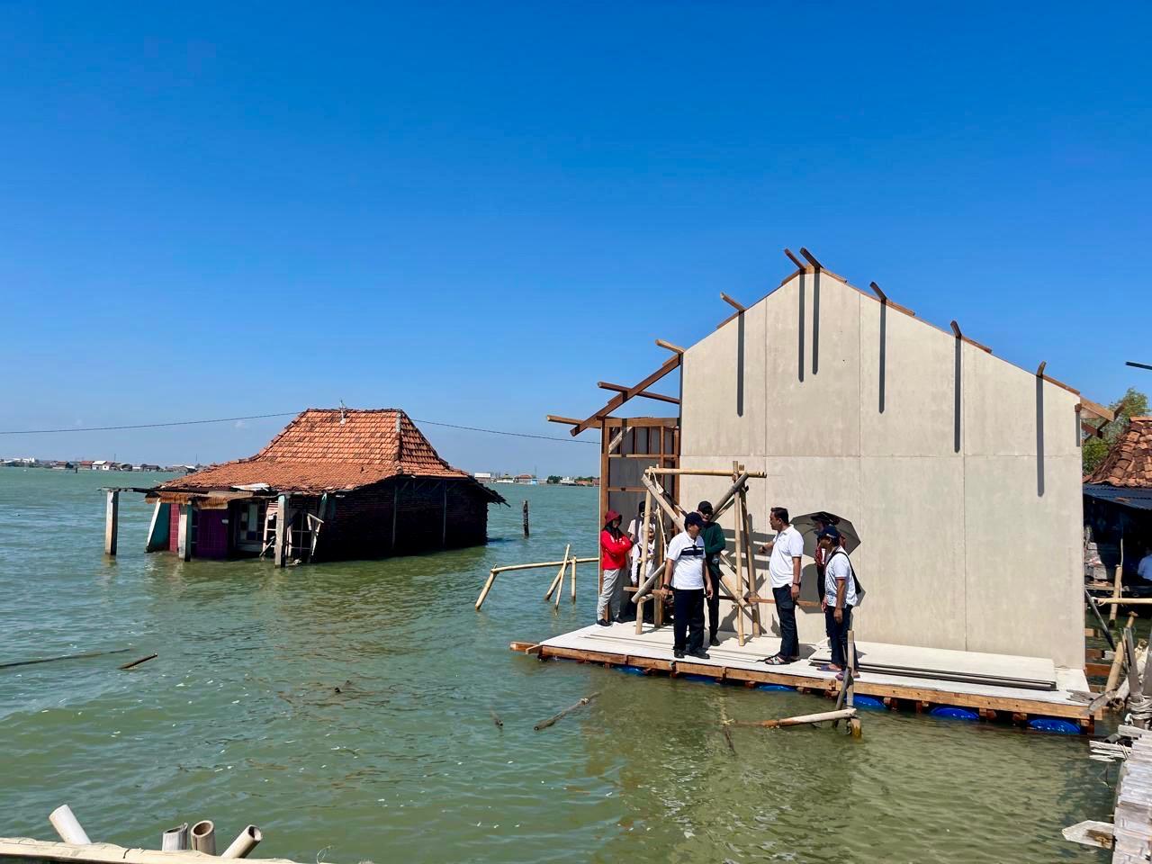 Bantuan rumah apung dari Pemerintah Provinsi Jawa Tengah bagi warga terdampak rob di Desa Timbulsloko, Kecamatan Sayung, Kabupaten Demak, sudah mendekati rampung. Setidaknya sudah 70 persen.