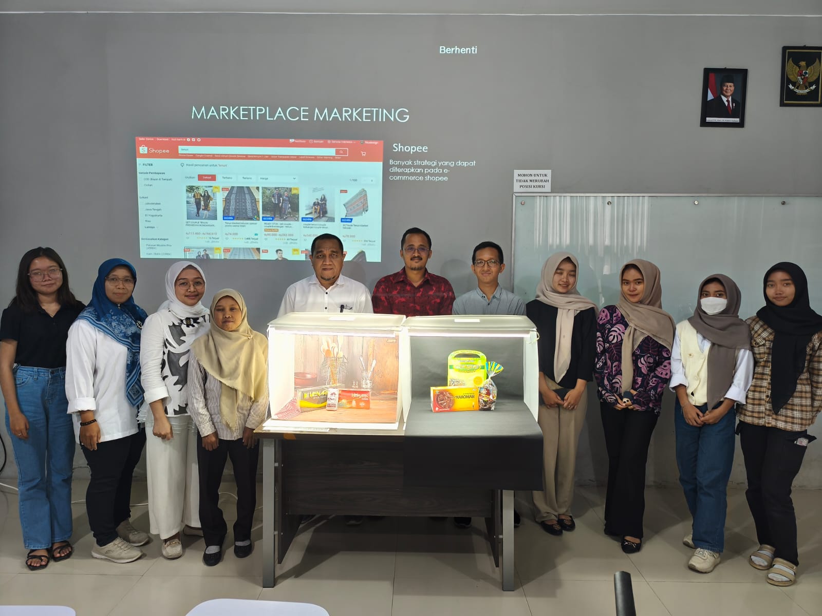 BENTUK PENGABDIAN: Tim pengandian dari UMK usai memberikan materi dan penyampaian pendampingan.