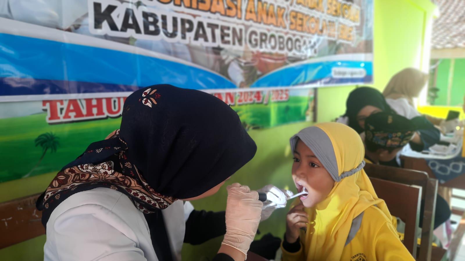 JEMPUT BOLA: Puksesmas Purwodadi 1 saat melakukan CKG dan BIAS di MI Tarbiyatul Aftal Cingkrong, Kecamatan Purwodadi.