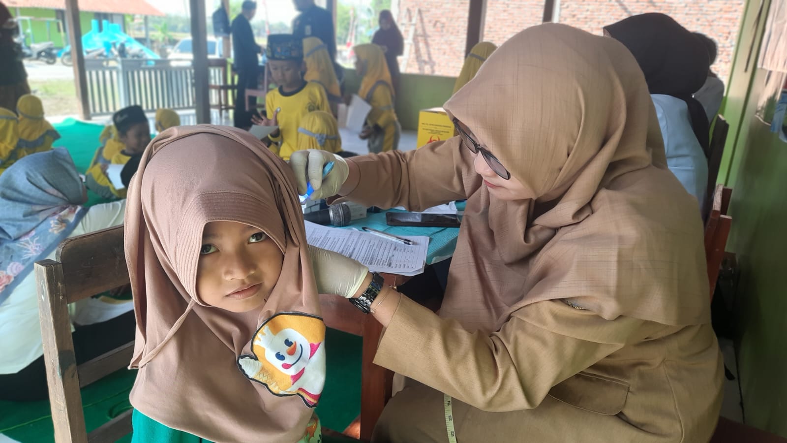 JEMPUT BOLA: Puksesmas Purwodadi 1 saat melakukan CKG dan BIAS di MI Tarbiyatul Aftal Cingkrong, Kecamatan Purwodadi.