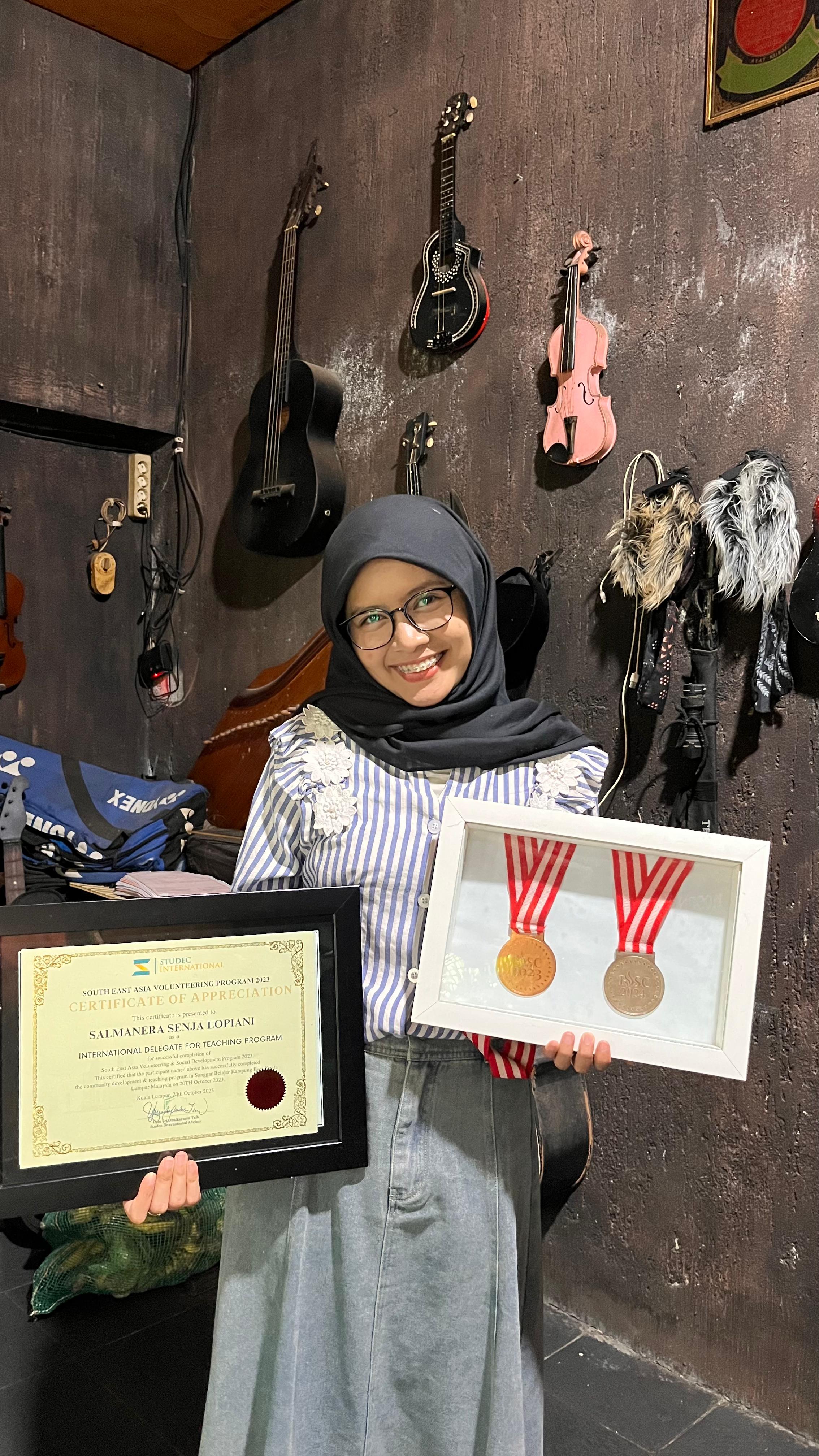 BANGGA: Salmanera Senja Lopiani menunjukkan medali dan sertifikat penelitianyang berhasil didapatkan. (DOK. PRIBADI)