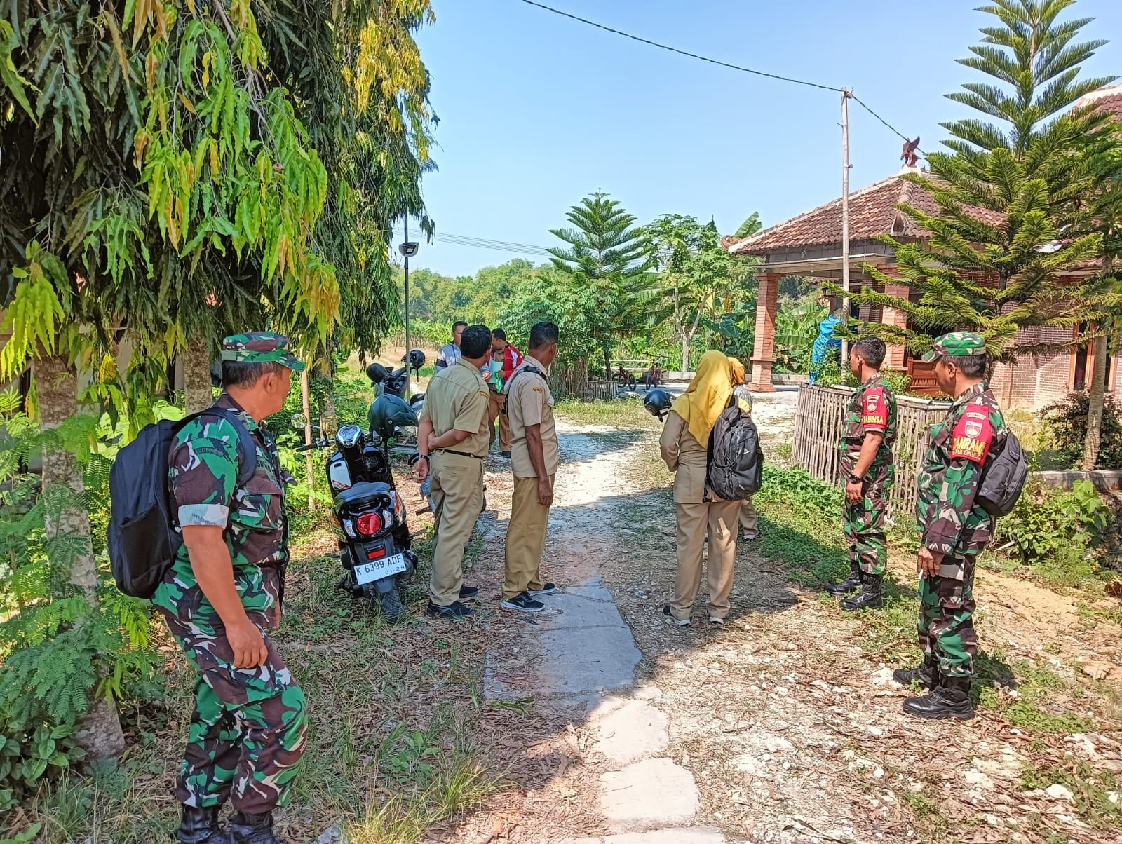 SURVEI: Kodim 0717/Grobogan saat melakukan survei lokasi bakal pengerjaan fisik TMMD Reguler di Desa Karangharjo Kecamatan Pulokulon.