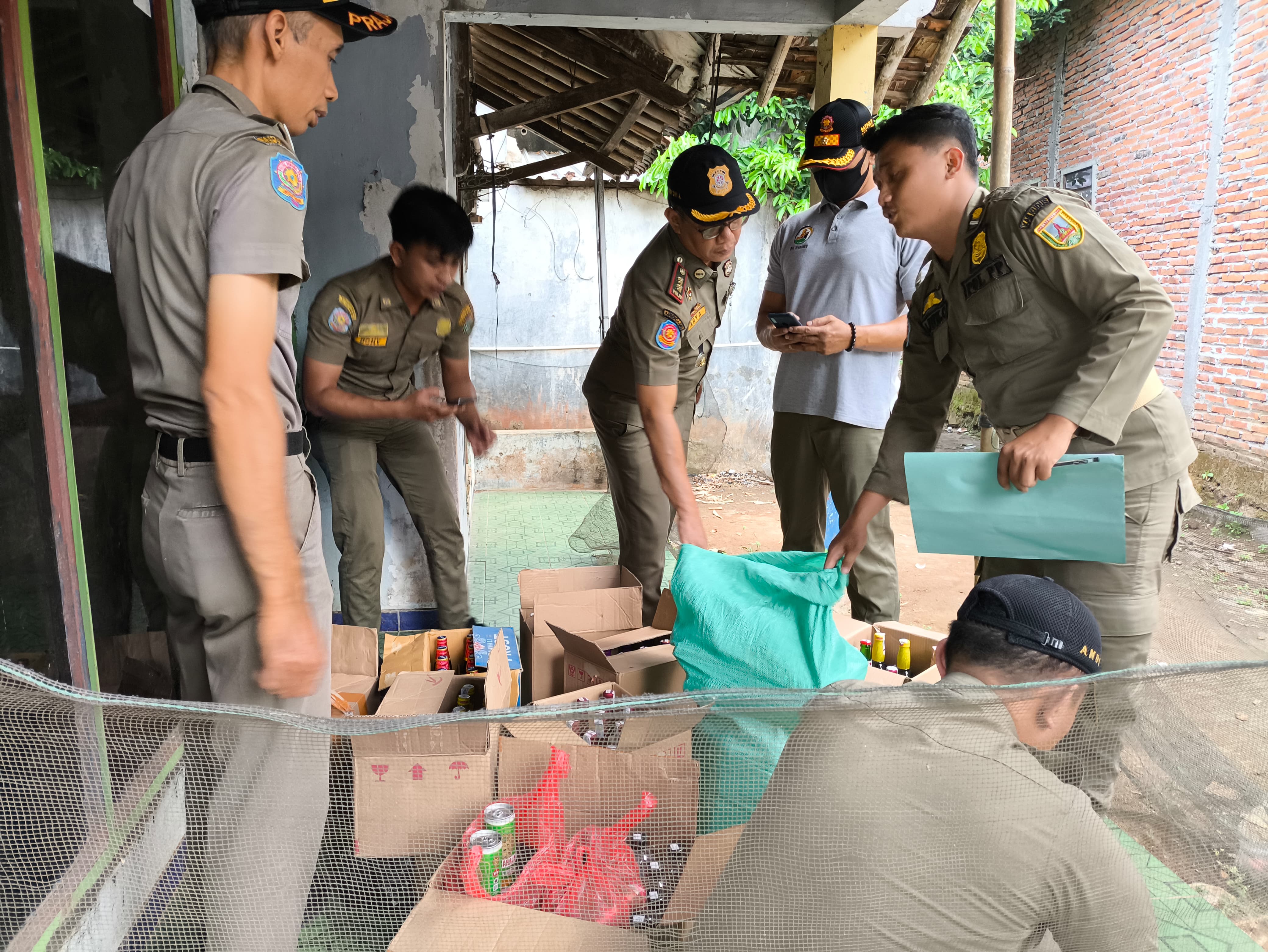SITA: Satpol PP menunjukkan miras yang berhasil mereka sita dalam razia di wilayah Kecamatan Jekulo, sore ini. (SATPOL PP KUDUS UNTUK RADAR KUDUS)