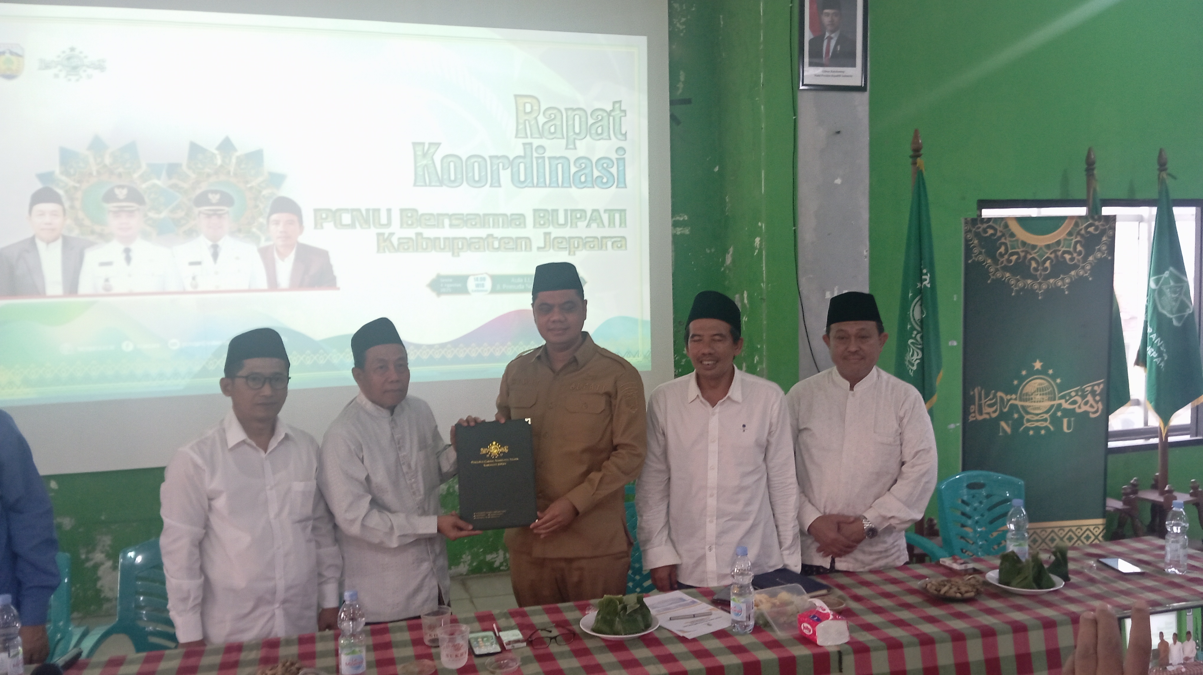 MASUKAN: Bupati Jepara saat menerima rekom dari PCNU Jepara terkait investasi peternakan babi.