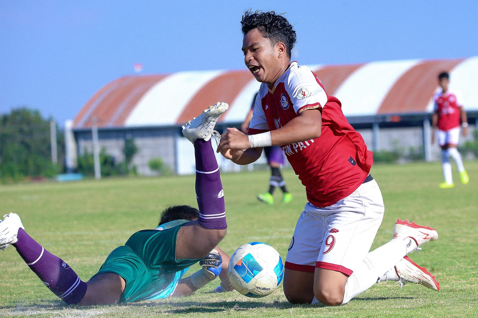 KERAS : Persaingan sengit tim Safin FC dan Bintang FC dalam ajang Piala Soeratin U-15. (SAFIN PATI UNTUK RADAR KUDUS)