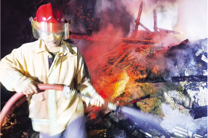 TINGGAL PUING: Penggilingan padi milik warga Desa Banggi Petak, Kaliori, tinggal puing setelah terbakar, Minggu dini hari (3/ 8).
