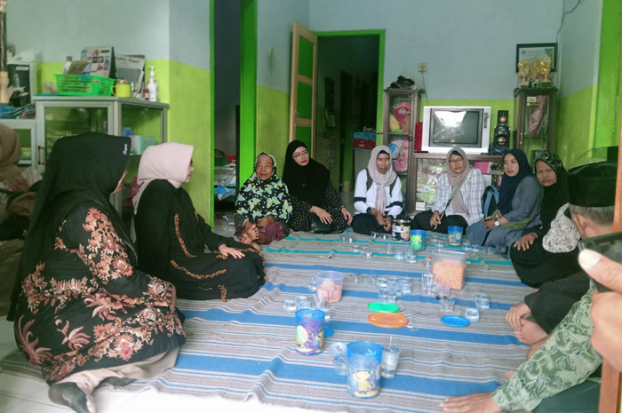 TAKZIAH: Bupati Lumajang Indah Amperawati saat mengunjungi rumah warga yang meninggal dunia saat melihat karnval sound horeg.