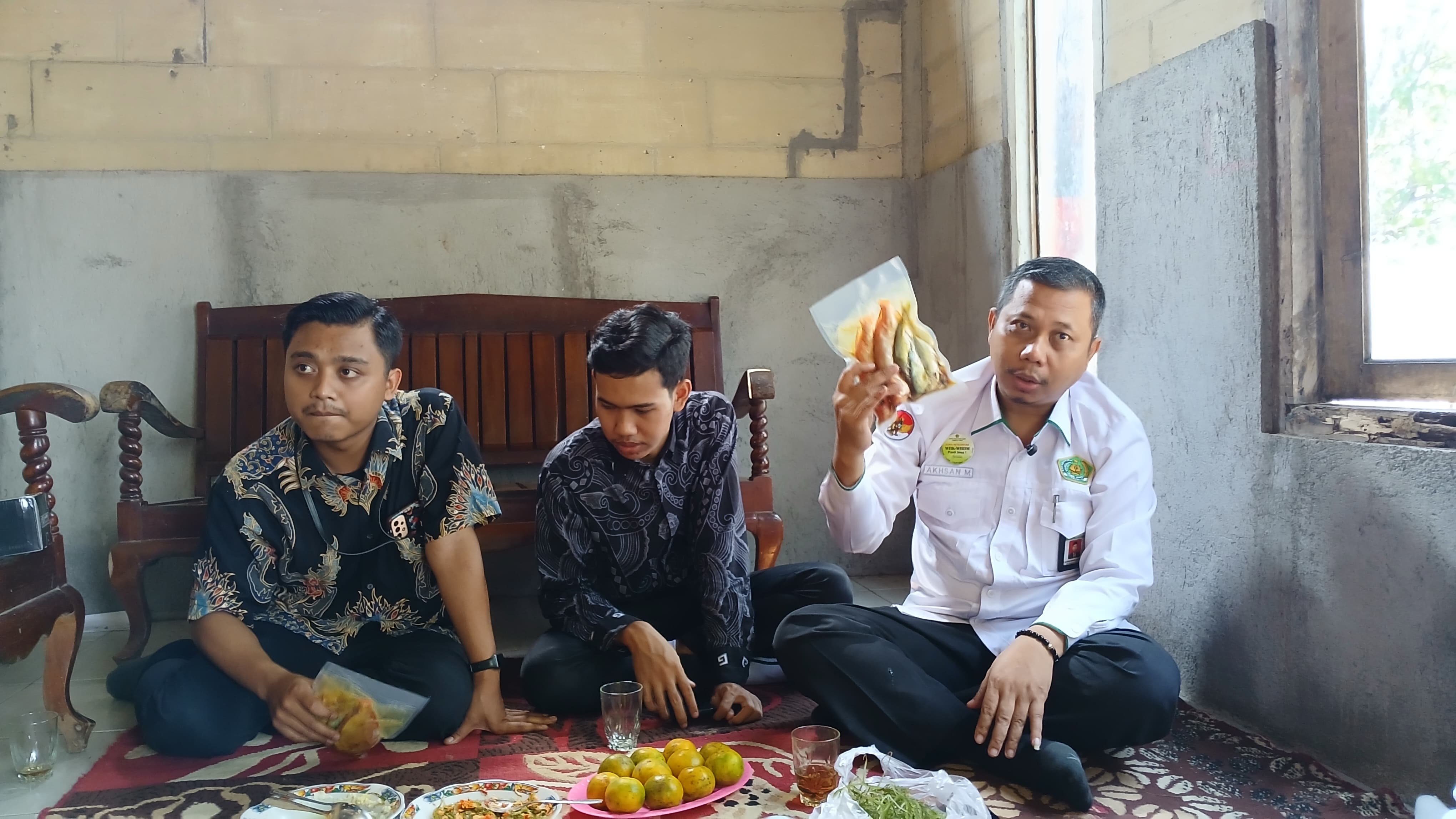 PEDULI: Kepala Kantor Kemenag Jepara Akhsan Muhyiddin meninjau guru madin dan TPQ yang mendapat akses bantuan permodalan usaha pada Selasa (5/8).