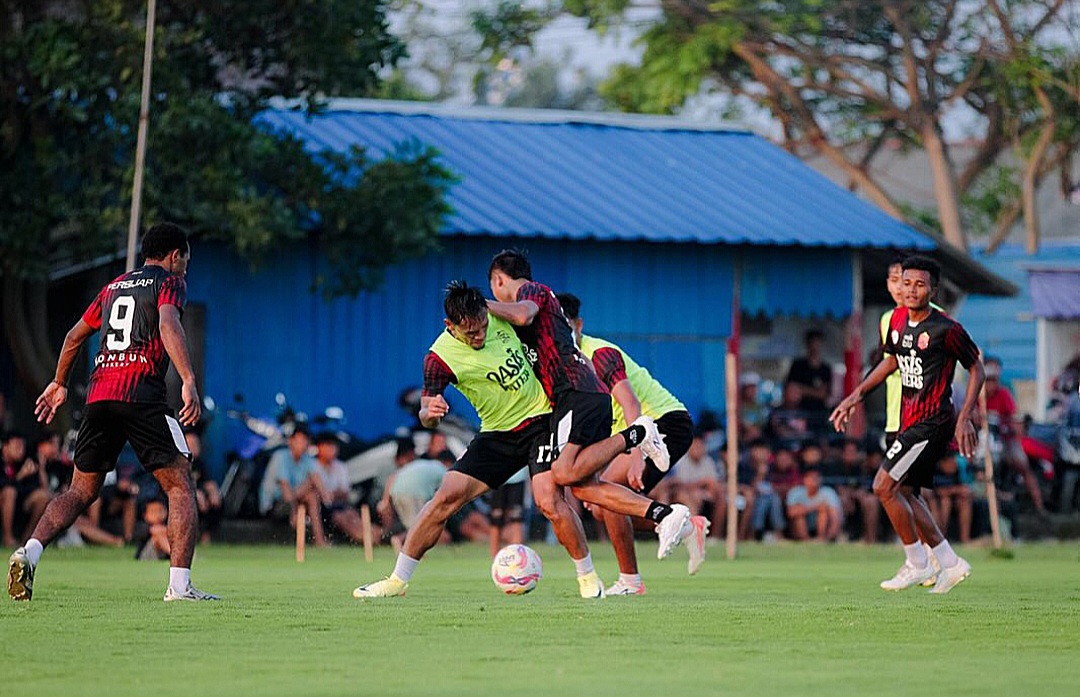 ANTUSIAS: Para pemain Persijap Jepara tengah menjalani latihan rutin di Lapangan Sepakbola Desa Telukwetan.