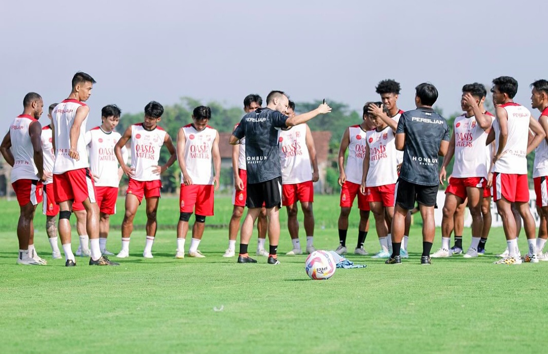 OPTIMIS: Coach Mario berikan arahan saat para pemain Persijap latihan rutin di Lapangan Desa Telukwetan.