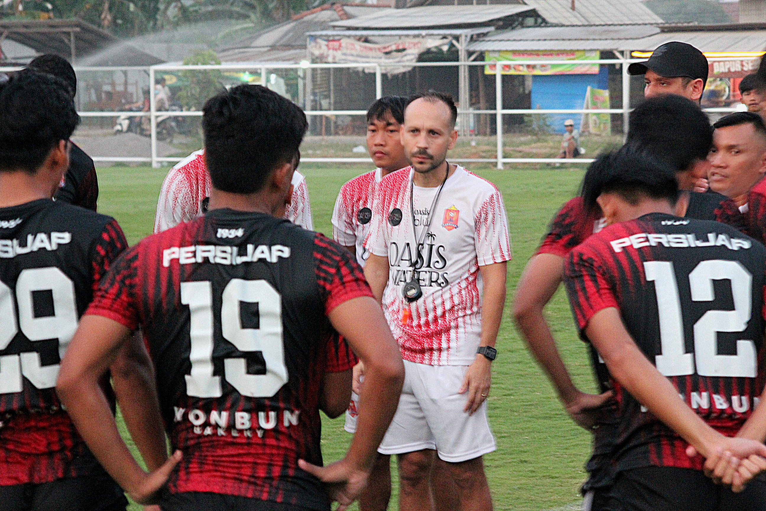 GEMBLENG: Coach Mario tengah menekankan olah fisik bagi setiap pemain dalam evaluasi setiap kali menjalani latihan.