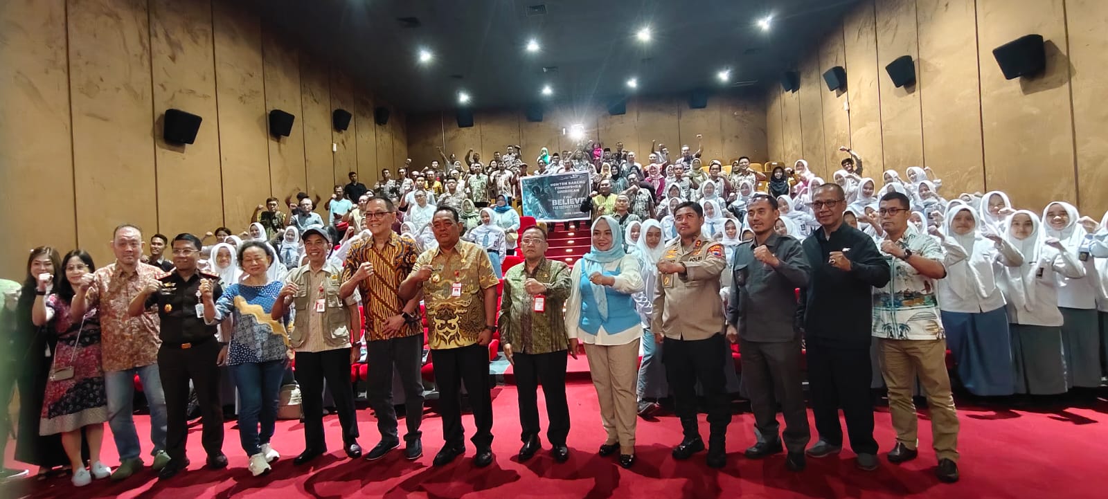 NOBAR BERSAMA &ndash; Bupati Grobogan Setyo Hadi, Wakil Bupati , Kapolres, Ketua DPRD, Sekda, Kepala OPD bersama ratusan siswa SMA di Kabupaten Grobogan nonton bareng film Believe di JIG Purwodadi.