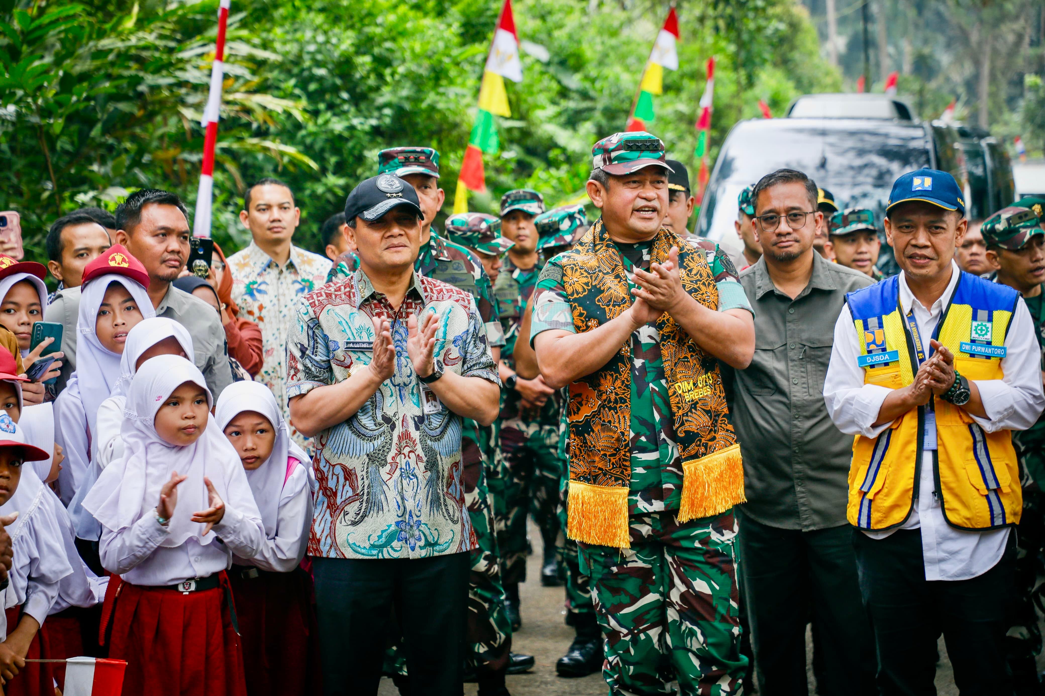 Gubernur Jawa Tengah Ahmad Luthfi bersama KSAD Jenderal TNI Maruli Simanjuntak meresmikan proyek pertanian di Brebes