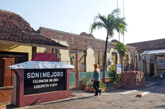DIKERJAKAN: Pekerja melakukan pengerjaan rehab di SD 1 Terban, Jekulo, Kudus.
