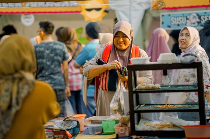 PESTA KULINER: Potret pengunjung festival jajanan terbesar di Kabupaten Rembang &rdquo;Njajan Fest 2024&rdquo; di halaman Taman Kartini Kabupaten Rembang.
