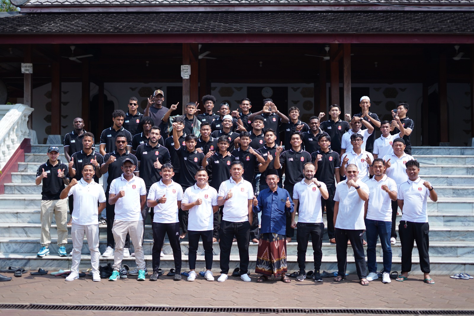 KHIDMAT: Para pemain dan jajaran tim Persijap usai melakukan ziarah di Makam Ratu Kalinyamat pada Senin (4/8)