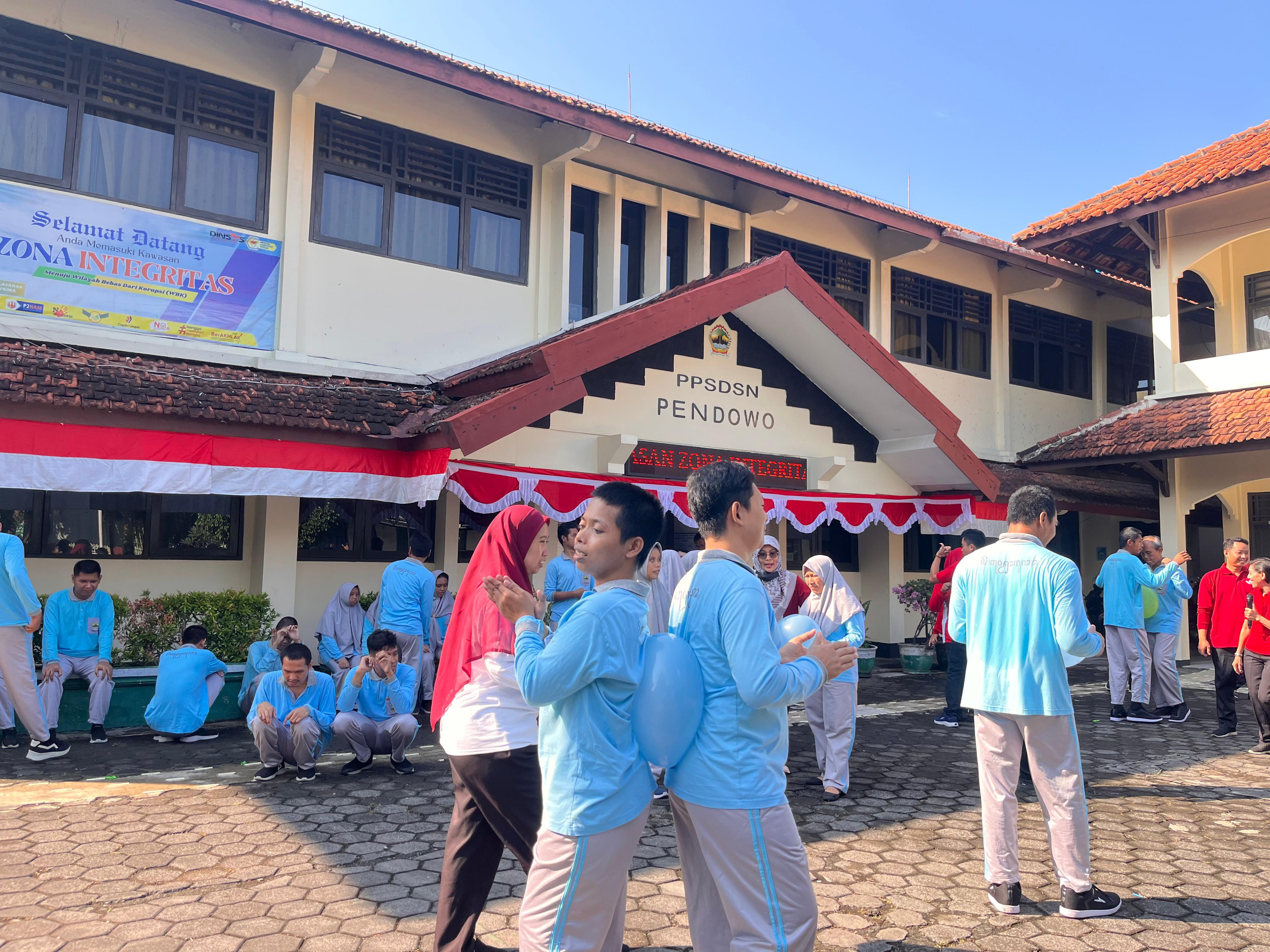 LOMBA GOYANG BALON: Peserta penyandang disabilitas mental dan netra mengikuti lomba goyang balin di PPSDSN Pendowo, pagi ini. (ANDIKA TRISNA SAPUTRA/RADAR KUDUS)