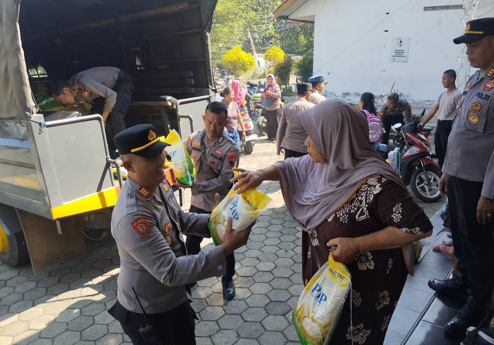 RAZIA PASAR &ndash; Anggota Polres Grobogan lakukan gerakan pangan murah di Kecamatan Grobogan, kemarin.