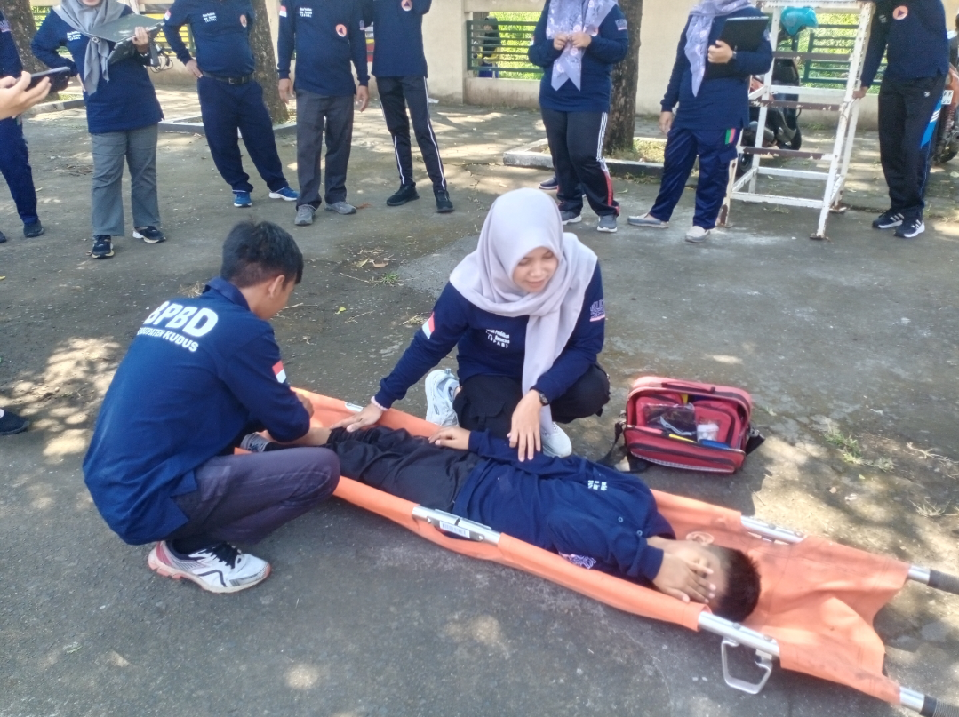 SIMULASI KEBENCANAAN: BPBD Kudus membekali seluruh elemen sekolah di SMP 2 dan 3 BAE dengan simulasi kebencanaan, pagi ini. (ANDIKA TRISNA SAPUTRA/RADAR KUDUS)