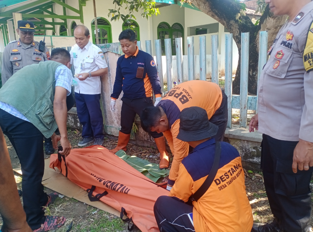 EVAKUASI: Tim gabungan BPBD Kudus mengevakuasi mayat yang ditemukan meninggal di Desa Tenggeles RT 3/2, siang ini. (ANDIKA TRISNA SAPUTRA/RADAR KUDUS)