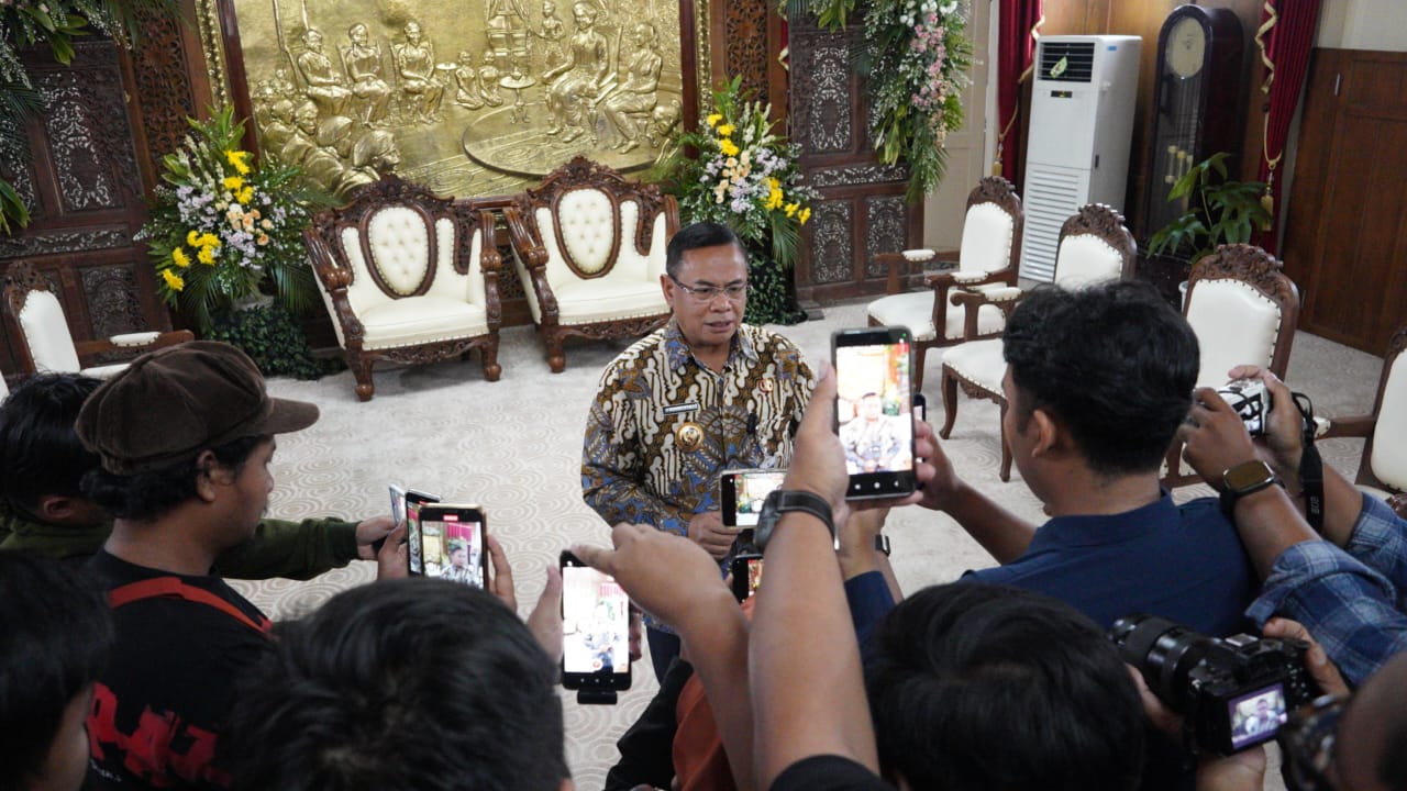DIJELASKAN: Bupati Sudewo klarifikasi atas kericuhan dan kenaikan pajak di Ruang Pringgitan Setda Pati kemarin.