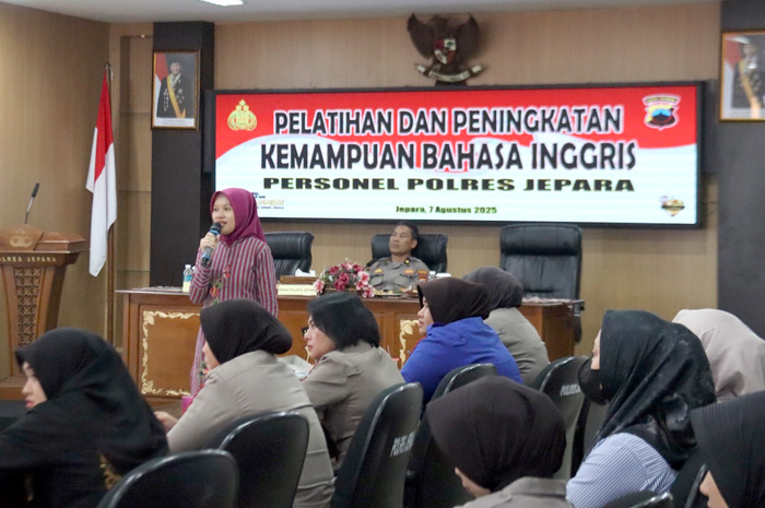 Polres Jepara&nbsp;menggelar kegiatan pelatihan peningkatan kemampuan publik speaking bahasa Inggris bagi personel&nbsp;dalam menghadapi tantangan globalisasi