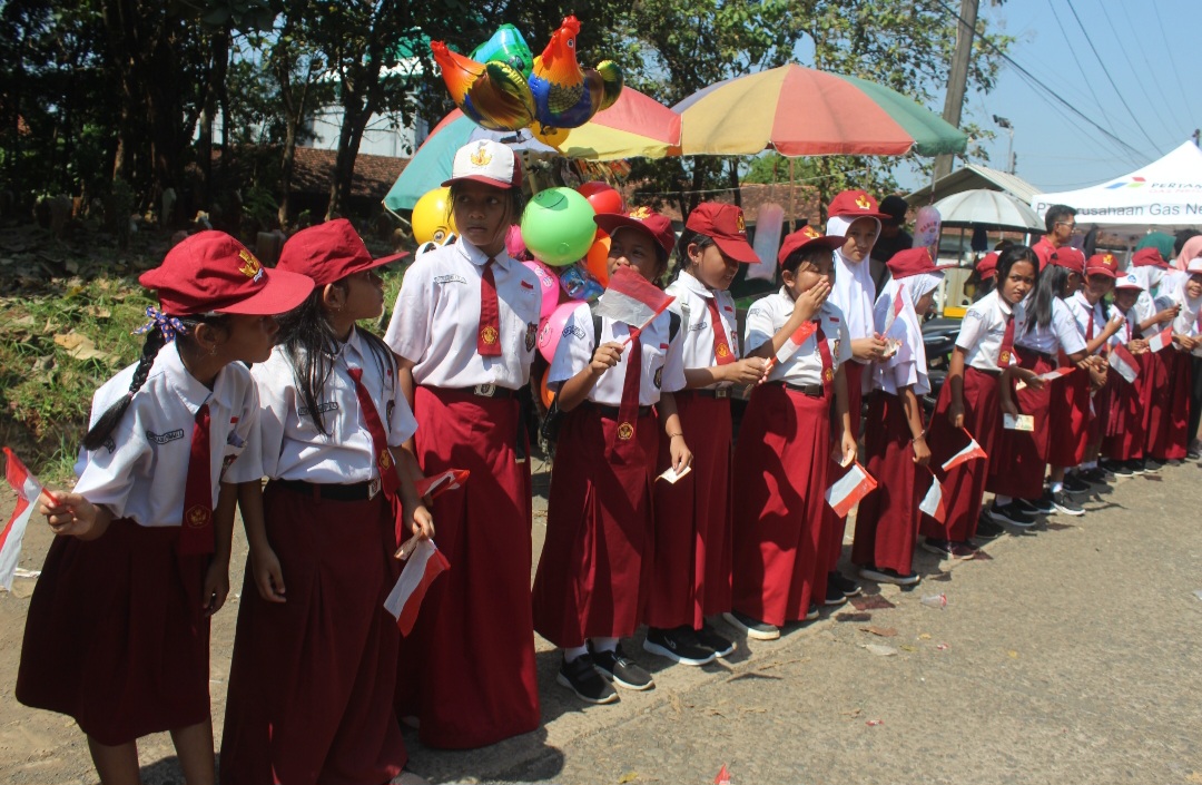 ANTUSIAS: Para siswa tengah menyambut Bupati saat Program Ngantor di Desa Ngeling belum lama ini.