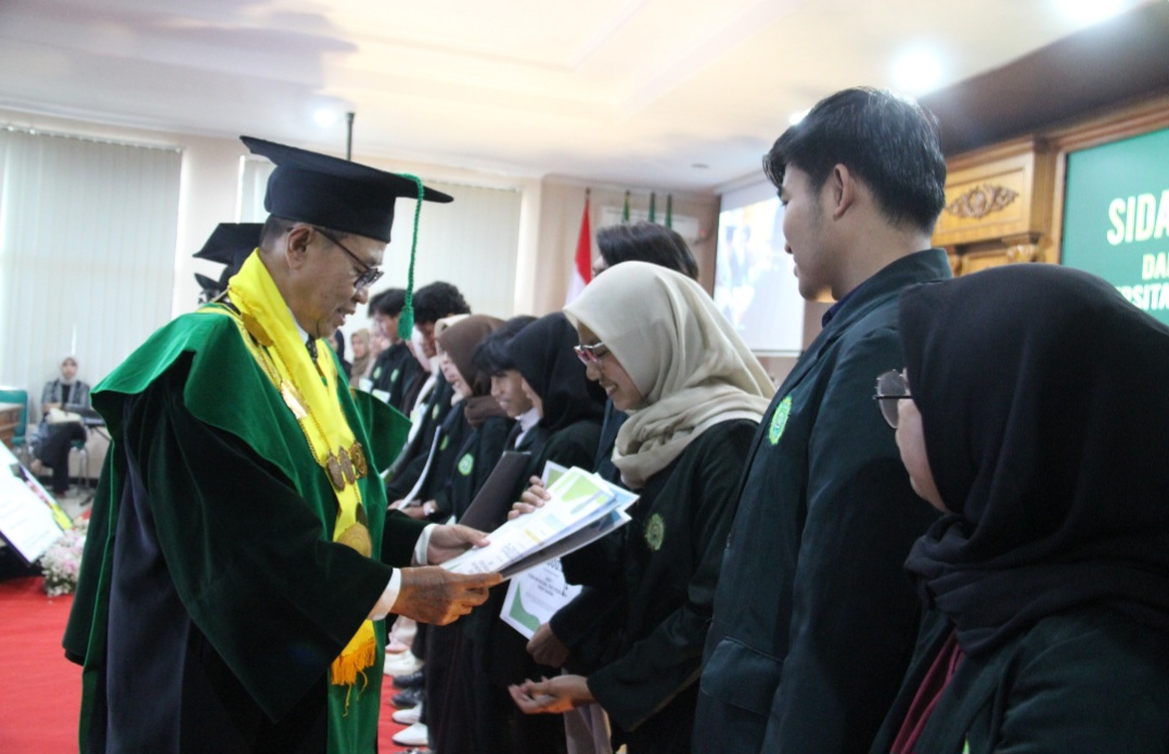 MEMBANGGAKAN: Rektor Unisnu Jepara Abdul Djamil memberikan penghargaan kepada sejumlah mahasiswa dan mahasiswi berprestasi.