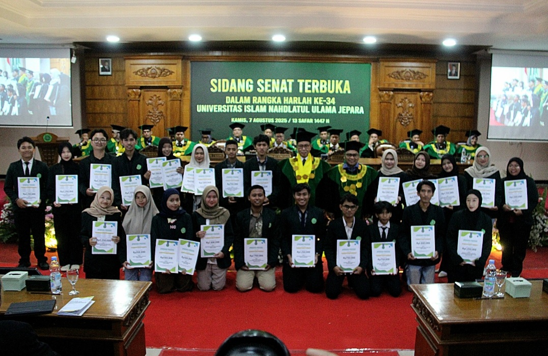 MEMBANGGAKAN: Rektor Unisnu Jepara Abdul Djamil berswafota usai memberikan penghargaan kepada sejumlah mahasiswa dan mahasiswi berprestasi.
