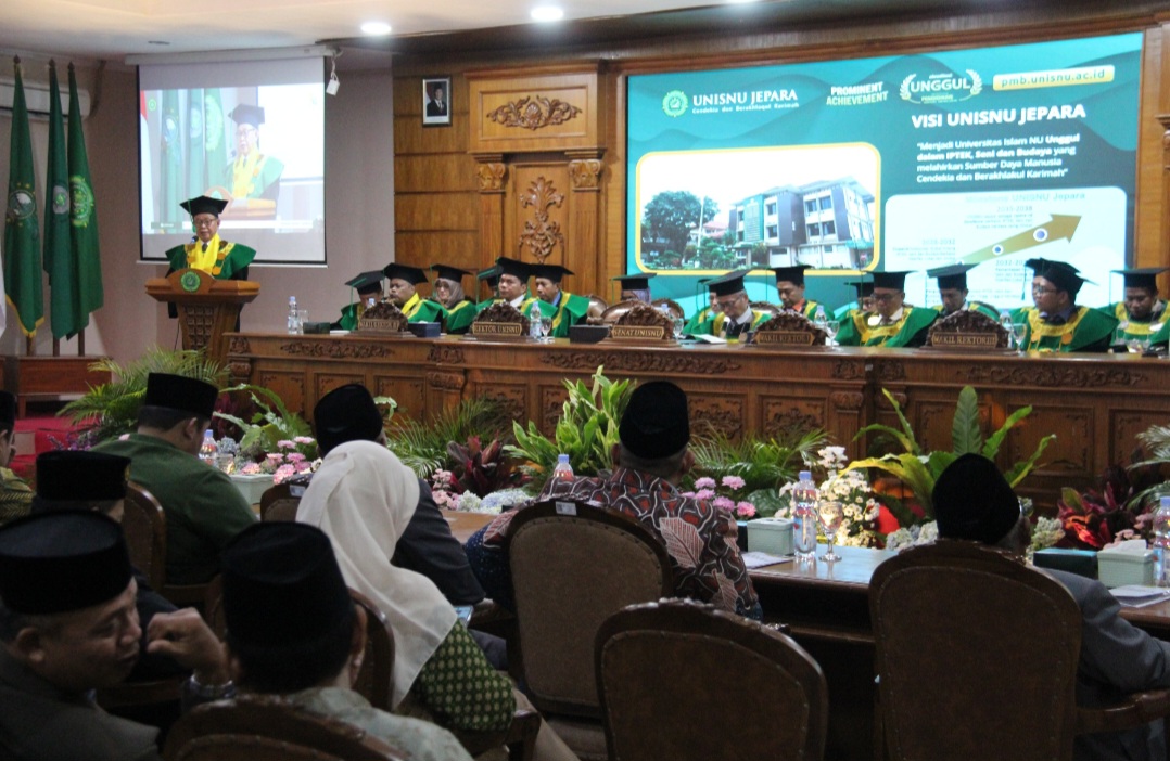MENGENA: Rektor Unisnu Abdul Djamil memberikan orasi saat peringatan Harlah Unisnu ke-34 pada Kamis (7/8).