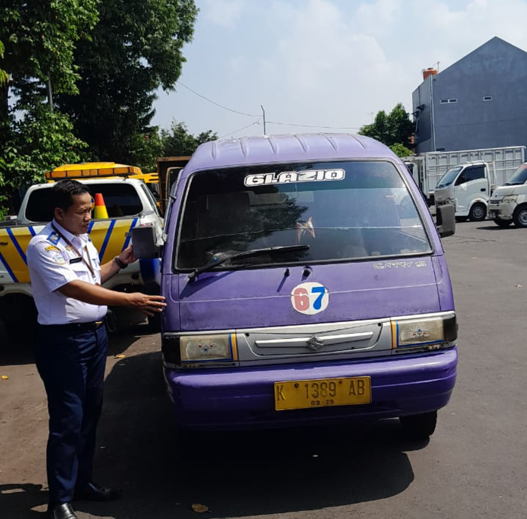 ANGKUTAN UMUM: Ketua DPC Organda foto di sebelah mobil angkutan umum, belum lama ini. (ORGANDA KUDUS UNTUK RADAR KUDUS)
