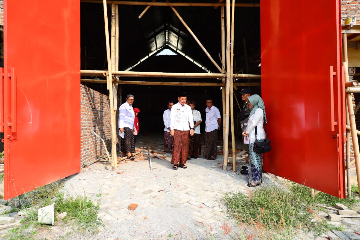 DIKAJI ULANG: Bupati Kudus Sam&rsquo;ani Intakoris saat meninjau lokasi SIHT di Desa Klaling Jekulo.