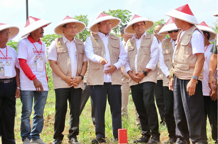 Gubernur Jateng Ahmad Luthfi (tiga dari kiri) mendampingi&nbsp;Menteri ATR/BPN Nusron Wahid dalam kegiatan pencanangan Gemapatas di Purworejo, Kamis (7/8).