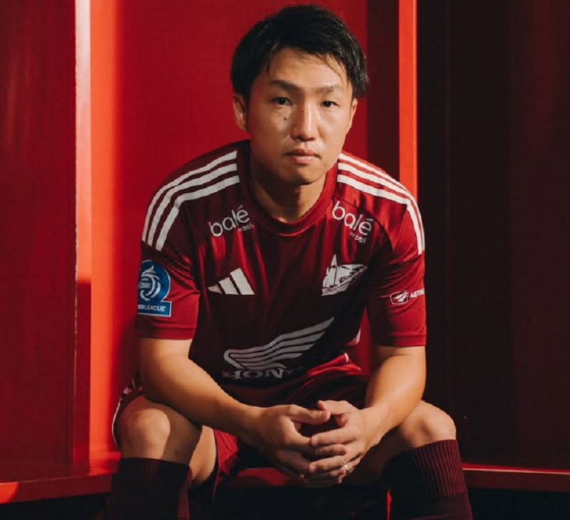 Pemain PSM Makasar memakai Jersey terbaru