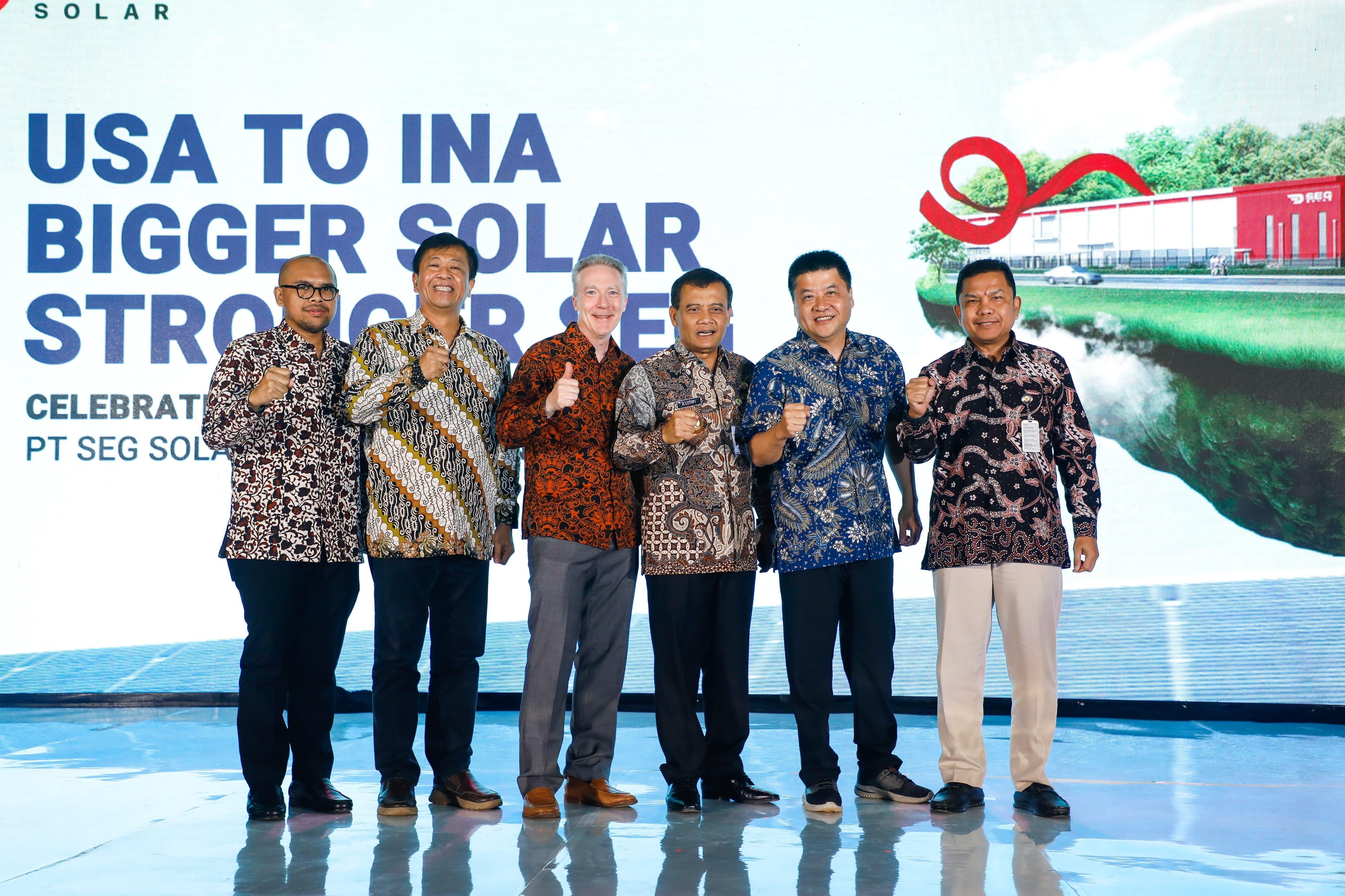 Gubernur Jawa Tengah Ahmad Luthfi didampingi Bupati Batang Fais Kurniawan meresmikan operasional tahap I PT Solar Energi Generasi (SEG) Solar Manufaktur Indonesia di Kawasan Industropolis Batang (Gran