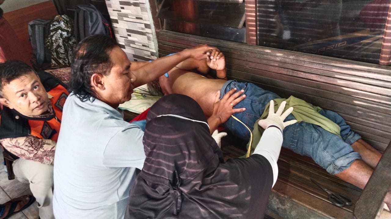EVAKUASI: Pihak berwajib mengevakuasi tukang becak yang meninggal mendadak di Desa Megawon, sore ini. (WARGA UNTUK RADAR KUDUS)