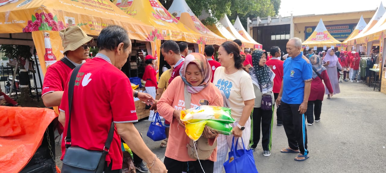 ANTUSIAS &ndash; Warga  masyarakat Grobogan antusias membeli sembako di gerakan Pangan Murah di halaman Setda Grobogan, Jumat (8/8).
