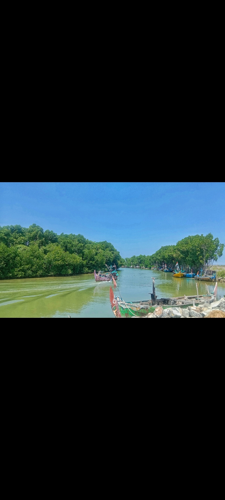 Sungai di Desa Gedongmulyo, Lasem, Rembang.