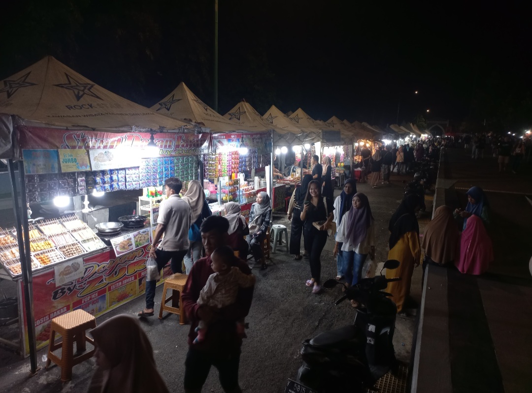 RAMAI: Para warga tengah mencari aneka makanan minuman saat bazar di Alun-alun Jepara 1 belum lama ini.
