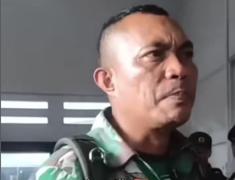 Tangkapan layar saat Serma Christian Namo emosi karena jasad anaknya, Prada Lucky Namo yang meninggal diduga dianiaya senior, tak bisa diautopsi di rumah sakit. (Instagram @surakartakita)